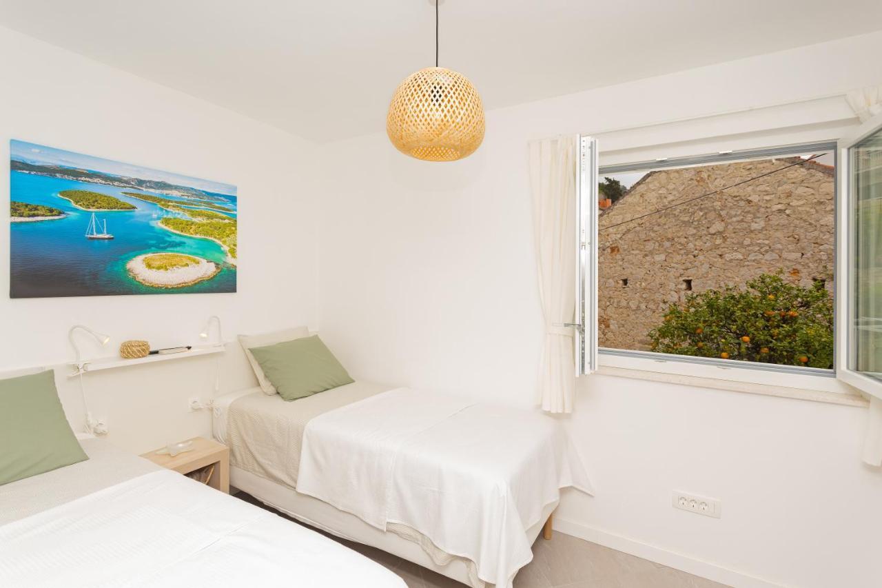 Jesliving Hvar - 2 Bedroom Elegant Apartment With Sea View In Historic Center Of Hvar Town Buitenkant foto